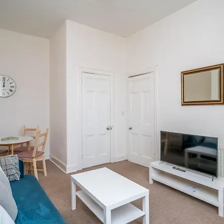 Cosy 1 Bed Flat In Historic Victorian Building *