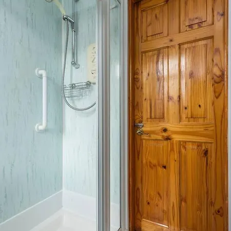 Beautiful 2 Bedroom Flat In Apartment