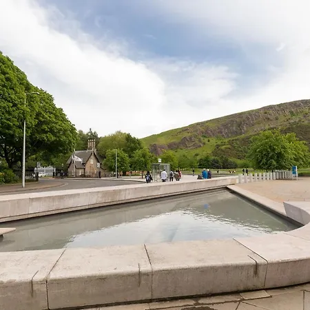 Апартаменты Stunning 1 Bed At Holyrood Palace & Arthurs Seat Эдинбург