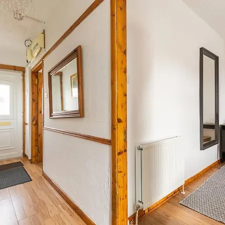 Beautiful 2 Bedroom Flat In *