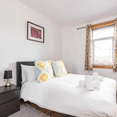 Beautiful 2 Bedroom Flat In