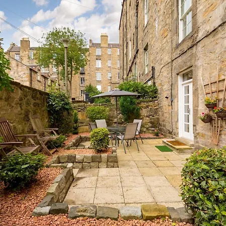 Elite 3 Bed New Town With Private Walled Garden Apartmán