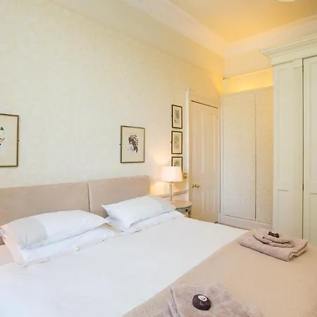 Saxe Coburg Apt Stockbridge * Edinburgh