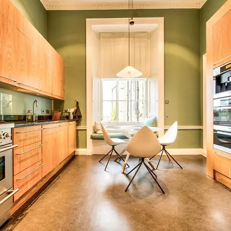 Beautiful Centre Georgian 4 Bed Townhouse With Private Garden