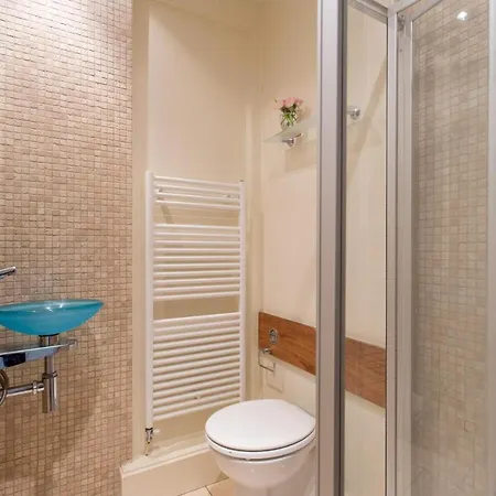 Saxe Coburg Apt Stockbridge Apartment