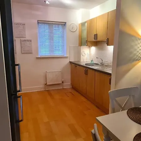 Pass The Keys Spacious 3beds Flat Near Centre - Free Parking Apartment