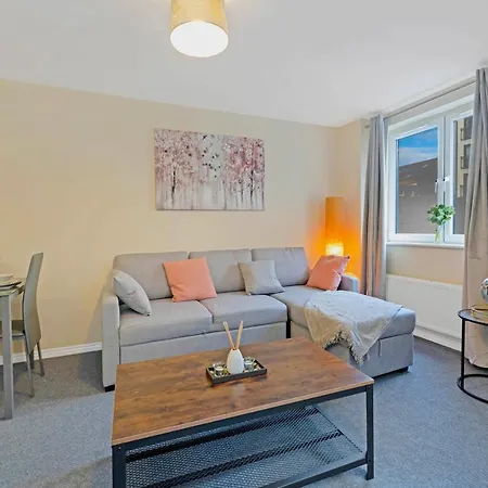 Modern & Spacious 2 Bedroom Serviced Next To Lochend Park - Private Underground Parking & Lift Available - Close To Centre Apartment