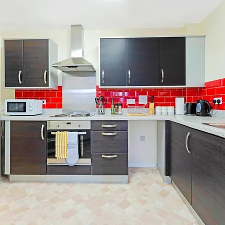 Modern & Spacious 2 Bedroom Serviced Next To Lochend Park - Private Underground Parking & Lift Available - Close To Centre Apartment *