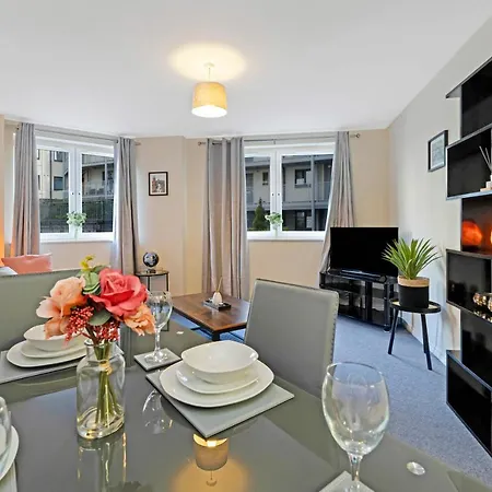 Apartment Modern & Spacious 2 Bedroom Serviced Next To Lochend Park - Private Underground Parking & Lift Available - Close To Centre *