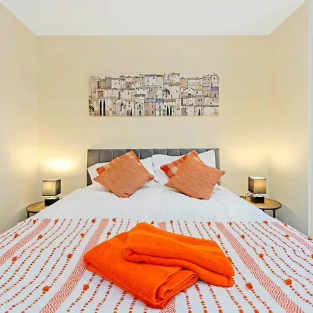 Modern & Spacious 2 Bedroom Serviced Next To Lochend Park - Private Underground Parking & Lift Available - Close To Centre Apartamento *