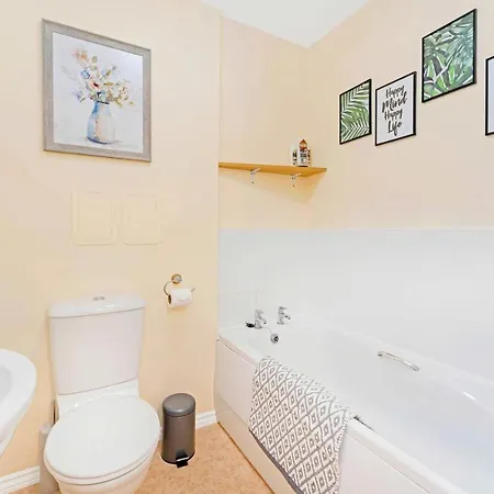 Modern & Spacious 2 Bedroom Serviced Next To Lochend Park - Private Underground Parking & Lift Available - Close To Centre Apartment