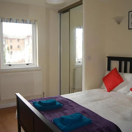 Apartment 3 Bed Flat Close To And The Meadows *