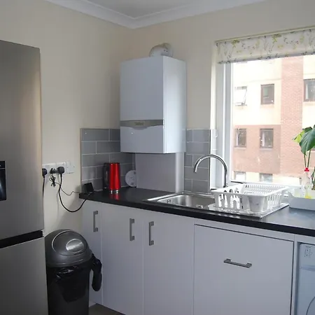 3 Bed Flat Close To And The Meadows Appartement