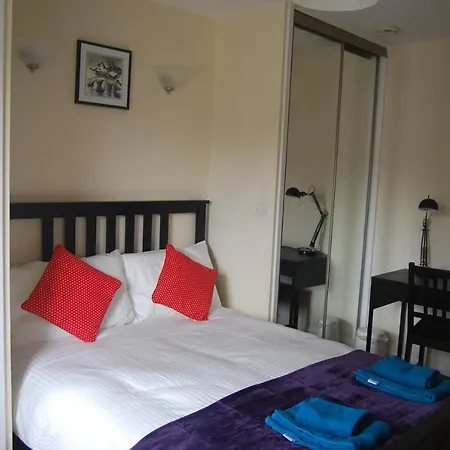 3 Bed Flat Close To And The Meadows Appartement