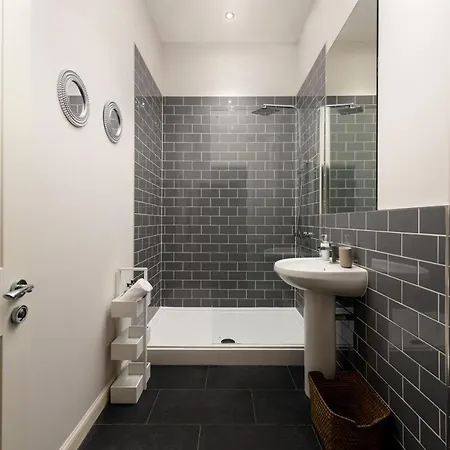 公寓 Spacious And Bright 2Bdr 2Ba Apartment 爱丁堡