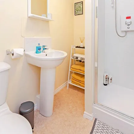 Modern & Spacious 2 Bedroom Serviced Next To Lochend Park - Private Underground Parking & Lift Available - Close To Centre Apartment Edinburgh
