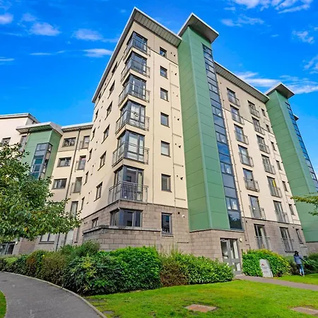 Modern & Spacious 2 Bedroom Serviced Next To Lochend Park - Private Underground Parking & Lift Available - Close To Centre *