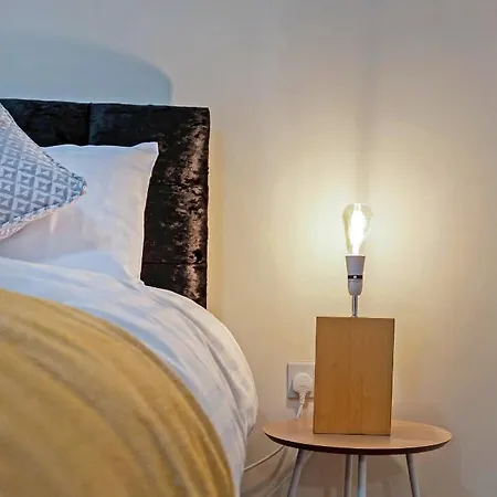 Modern & Spacious 2 Bedroom Serviced Next To Lochend Park - Private Underground Parking & Lift Available - Close To Centre Edinburgh