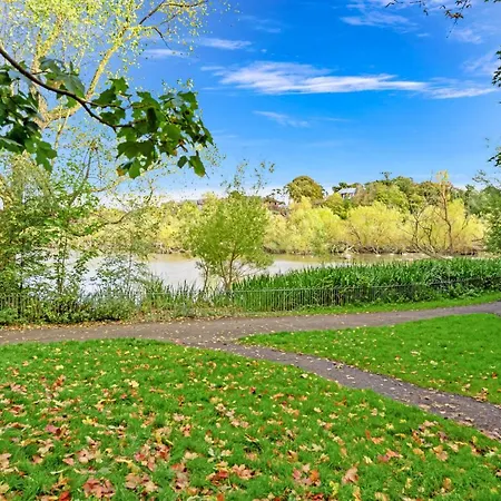 Modern & Spacious 2 Bedroom Serviced Next To Lochend Park - Private Underground Parking & Lift Available - Close To Centre *