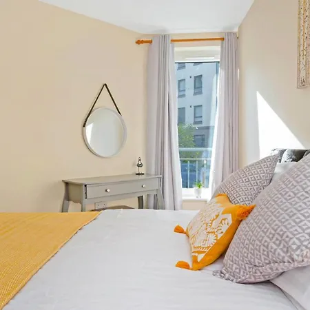 Modern & Spacious 2 Bedroom Serviced Next To Lochend Park - Private Underground Parking & Lift Available - Close To Centre Apartment Edinburgh