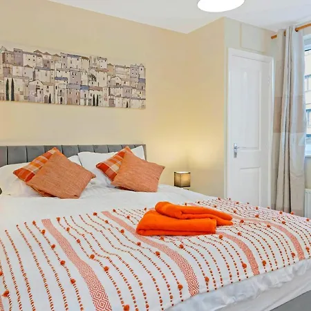 Apartment Modern & Spacious 2 Bedroom Serviced Next To Lochend Park - Private Underground Parking & Lift Available - Close To Centre
