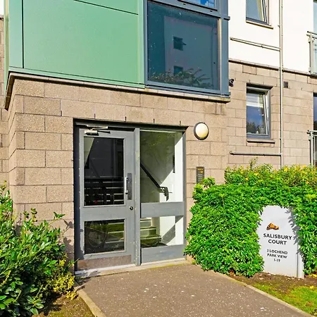 Modern & Spacious 2 Bedroom Serviced Next To Lochend Park - Private Underground Parking & Lift Available - Close To Centre *