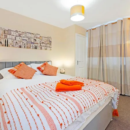 Modern & Spacious 2 Bedroom Serviced Next To Lochend Park - Private Underground Parking & Lift Available - Close To Centre Apartment Edinburgh
