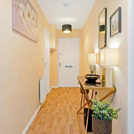 Modern & Spacious 2 Bedroom Serviced Next To Lochend Park - Private Underground Parking & Lift Available - Close To Centre Apartment *