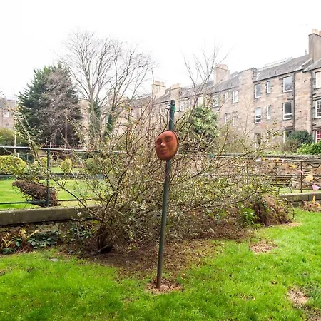 Sleeps 6 Free Parking Apartment *