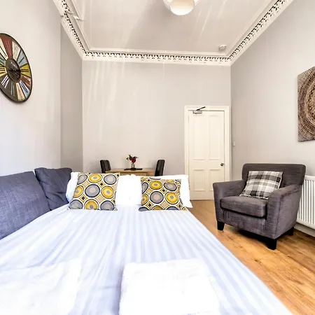Sleeps 6 Free Parking Apartment