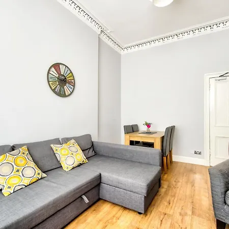 Sleeps 6 Free Parking *