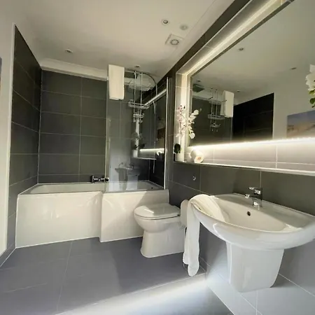 Elite 3 Bed New Town With Private Walled Garden