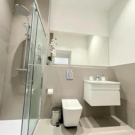 Chic, Newly Reno'd 1 Bed Open Plan, Nr The Meadows *