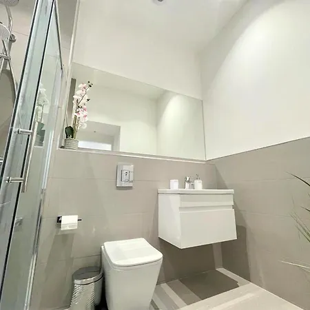 아파트 Chic, Newly Reno'd 1 Bed Open Plan, Nr The Meadows 에든버러