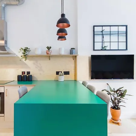 アパート The Plywood Flat, Modern Style In A Traditional Tenement *