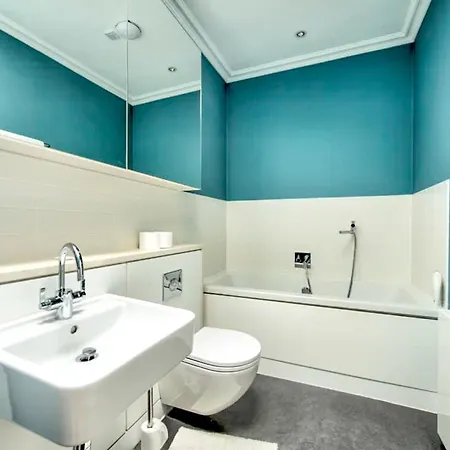 Beautiful Centre Georgian 4 Bed Townhouse With Private Garden