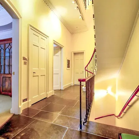 Beautiful Centre Georgian 4 Bed Townhouse With Private Garden Сasa de vacaciones Edimburgo