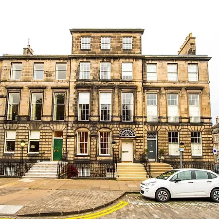 Сasa de vacaciones Beautiful Centre Georgian 4 Bed Townhouse With Private Garden *