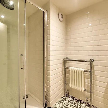 Famous House, 1 Minute From Castle