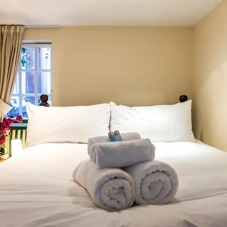 Famous House, 1 Minute From Castle * Edinburgh