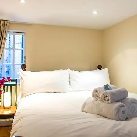 Famous House, 1 Minute From Castle Apartment Edinburgh