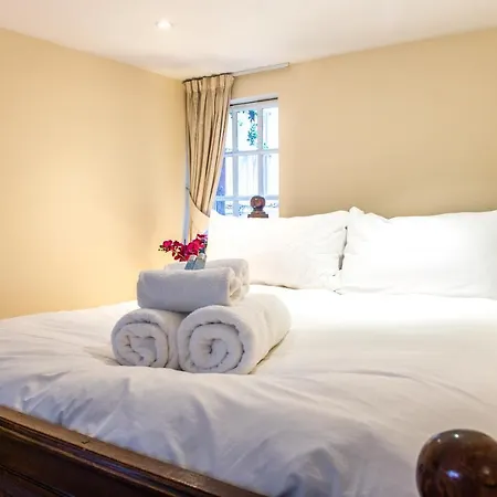 Famous House, 1 Minute From Castle