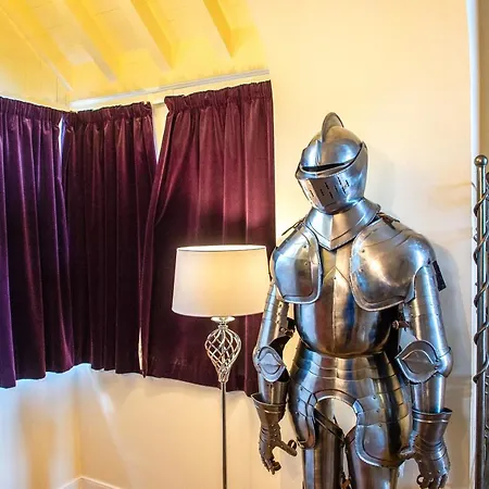 Famous House, 1 Minute From Castle Apartament