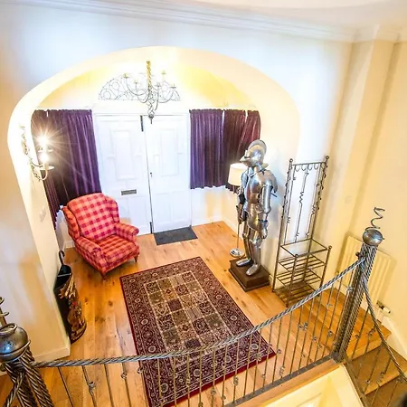 Famous House, 1 Minute From Castle Apartament