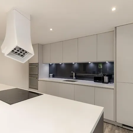 Luxury Architect Designed 13 Mins To Royal Mile *