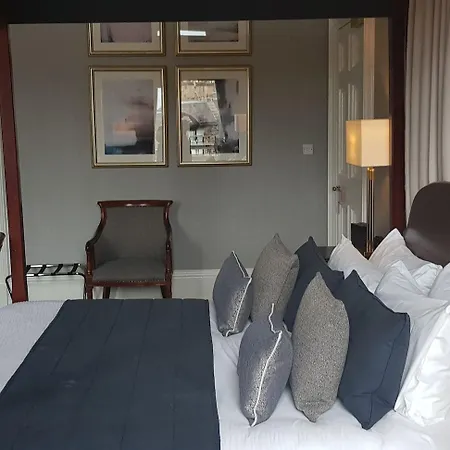 Royal Scots Club Hotel 3*
