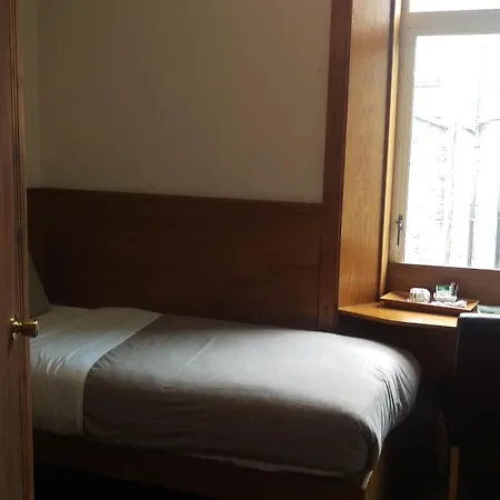 Pensión Cambridge House 3*