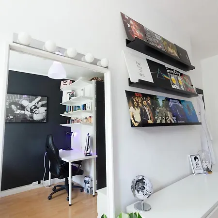 Welcoming, Fancy And Wide Bedroom In Privatunterkunft Edinburgh