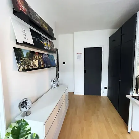 Welcoming, Fancy And Wide Bedroom In * Edinburgh