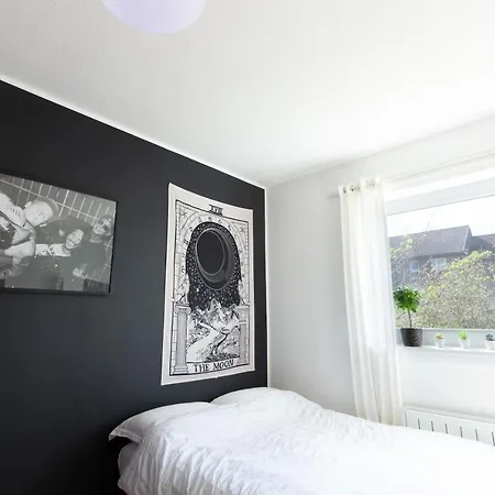 Privatunterkunft Welcoming, Fancy And Wide Bedroom In